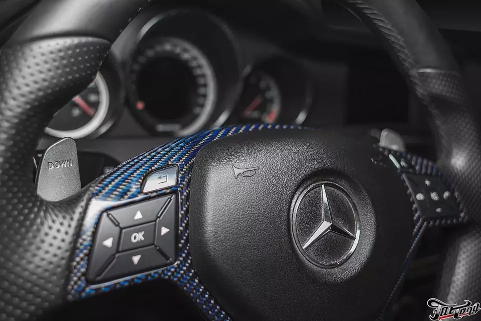 Mercedes C63. Ламинация натуральным карбоном деталей интерьера.
